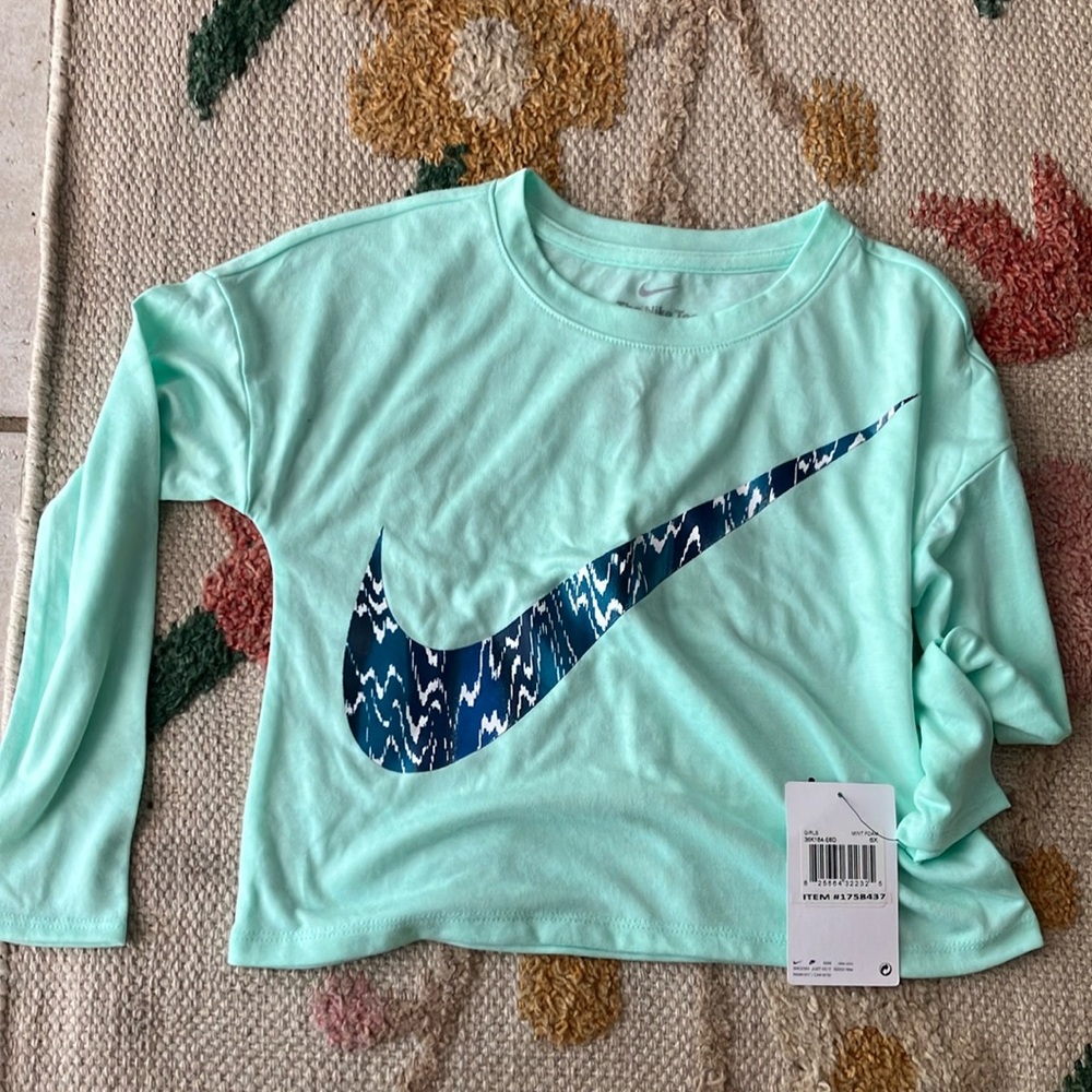 NWT Nike Girls Swoosh Long Sleeve Tee